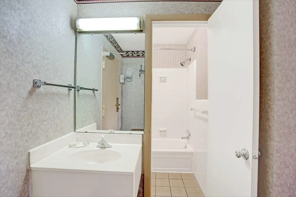 فندق Super 8 Colonial ويليامزبرغ
