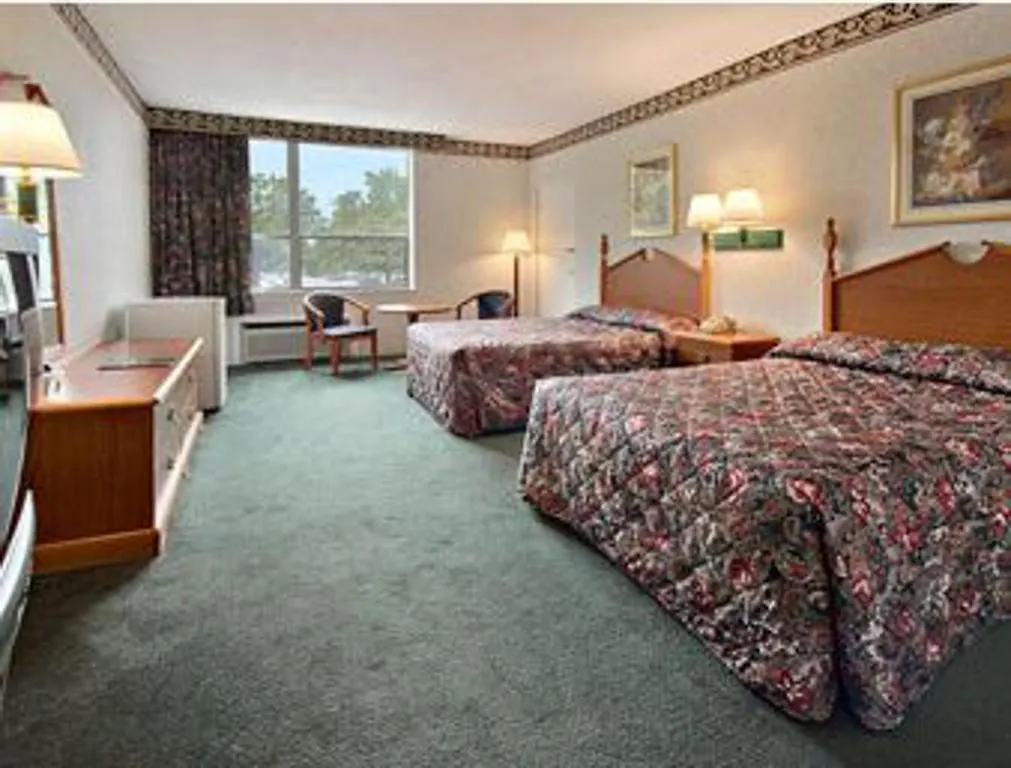 فندق Super 8 Colonial ويليامزبرغ